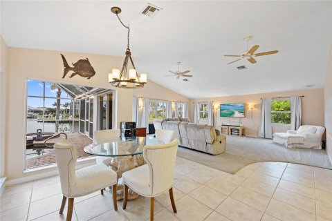 House in Punta Gorda, Florida 3 bedrooms, 269.79 sq.m. № 1636648 - photo 15