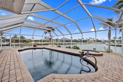 House in Punta Gorda, Florida 3 bedrooms, 269.79 sq.m. № 1636648 - photo 5