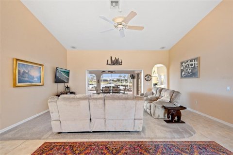 House in Punta Gorda, Florida 3 bedrooms, 269.79 sq.m. № 1636648 - photo 8