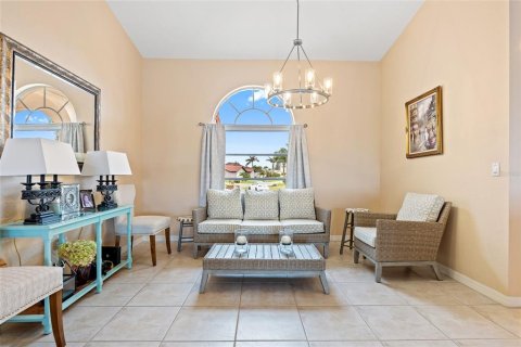 House in Punta Gorda, Florida 3 bedrooms, 269.79 sq.m. № 1636648 - photo 11