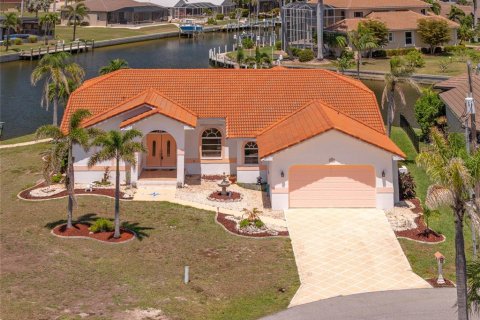 House in Punta Gorda, Florida 3 bedrooms, 269.79 sq.m. № 1636648 - photo 1