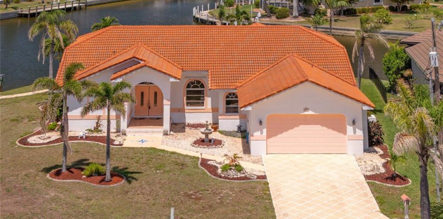 House in Punta Gorda, Florida 3 bedrooms, 269.79 sq.m. № 1636648