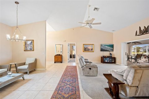 House in Punta Gorda, Florida 3 bedrooms, 269.79 sq.m. № 1636648 - photo 9