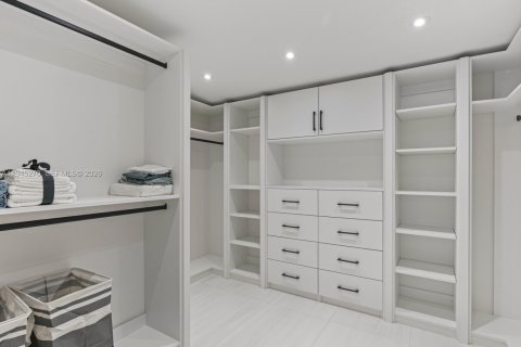 House in Pompano Beach, Florida 4 bedrooms, 174.66 sq.m. № 2002255 - photo 16