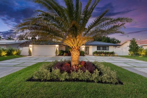 House in Pompano Beach, Florida 4 bedrooms, 174.66 sq.m. № 2002255 - photo 2