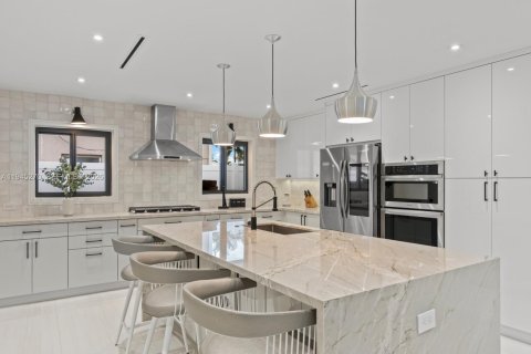 House in Pompano Beach, Florida 4 bedrooms, 174.66 sq.m. № 2002255 - photo 10