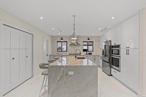 House in Pompano Beach, Florida 4 bedrooms, 174.66 sq.m. № 2002255 - photo 9