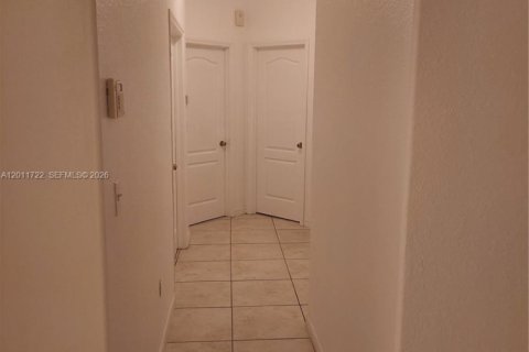 House in Miami, Florida 3 bedrooms, 144.56 sq.m. № 2076311 - photo 3