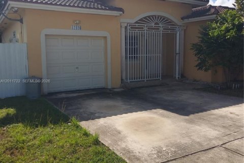 House in Miami, Florida 3 bedrooms, 144.56 sq.m. № 2076311