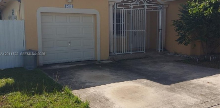 House in Miami, Florida 3 bedrooms, 144.56 sq.m. № 2076311