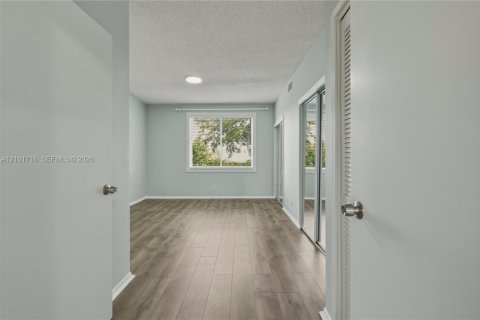 Townhouse in Weston, Florida 2 bedrooms, 103.12 sq.m. № 2411198 - photo 13