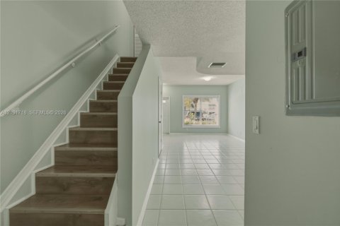 Townhouse in Weston, Florida 2 bedrooms, 103.12 sq.m. № 2411198 - photo 11