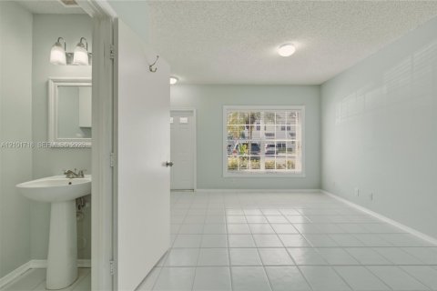 Townhouse in Weston, Florida 2 bedrooms, 103.12 sq.m. № 2411198 - photo 7