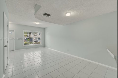 Townhouse in Weston, Florida 2 bedrooms, 103.12 sq.m. № 2411198 - photo 6