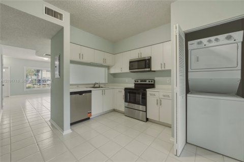 Townhouse in Weston, Florida 2 bedrooms, 103.12 sq.m. № 2411198 - photo 9