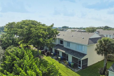 Townhouse in Weston, Florida 2 bedrooms, 103.12 sq.m. № 2411198 - photo 22
