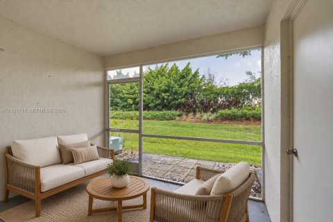 Townhouse in Weston, Florida 2 bedrooms, 103.12 sq.m. № 2411198 - photo 20