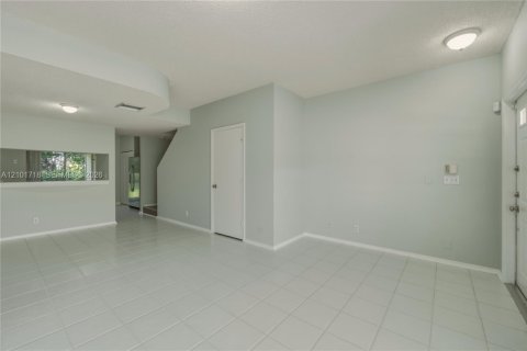 Townhouse in Weston, Florida 2 bedrooms, 103.12 sq.m. № 2411198 - photo 5