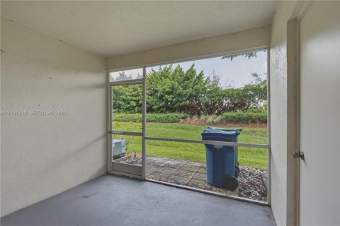 Townhouse in Weston, Florida 2 bedrooms, 103.12 sq.m. № 2411198 - photo 21