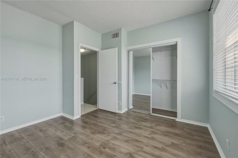 Townhouse in Weston, Florida 2 bedrooms, 103.12 sq.m. № 2411198 - photo 19