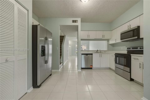 Townhouse in Weston, Florida 2 bedrooms, 103.12 sq.m. № 2411198 - photo 10