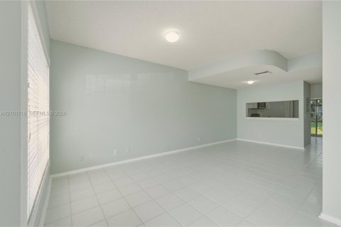 Townhouse in Weston, Florida 2 bedrooms, 103.12 sq.m. № 2411198 - photo 3