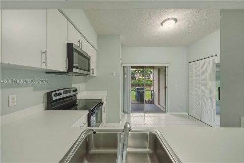 Townhouse in Weston, Florida 2 bedrooms, 103.12 sq.m. № 2411198 - photo 8