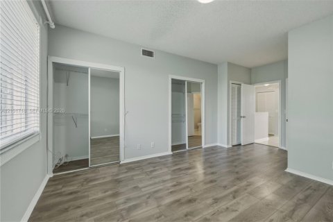 Townhouse in Weston, Florida 2 bedrooms, 103.12 sq.m. № 2411198 - photo 16