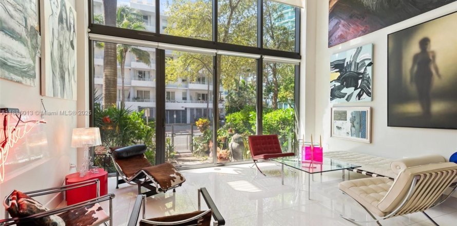 Condominio en Miami Beach, Florida, 2 dormitorios  № 1933424