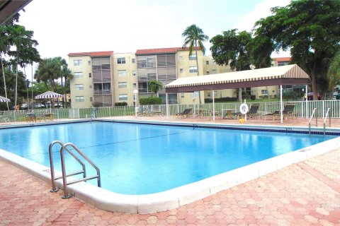 Condo in North Lauderdale, Florida, 2 bedrooms  № 1867117 - photo 4