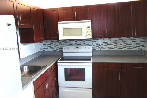 Condo in North Lauderdale, Florida, 2 bedrooms  № 1867117 - photo 2