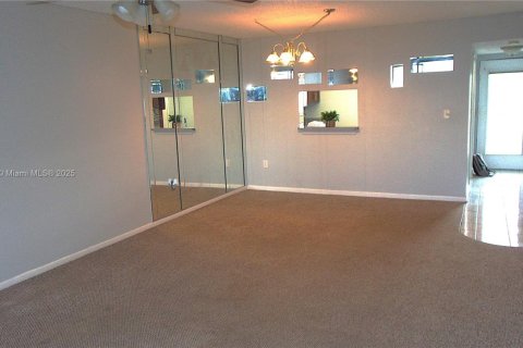 Condo in North Lauderdale, Florida, 2 bedrooms  № 1867117 - photo 8