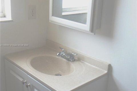 Condo in North Lauderdale, Florida, 2 bedrooms  № 1867117 - photo 11