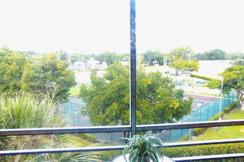 Condo in North Lauderdale, Florida, 2 bedrooms  № 1867117 - photo 1