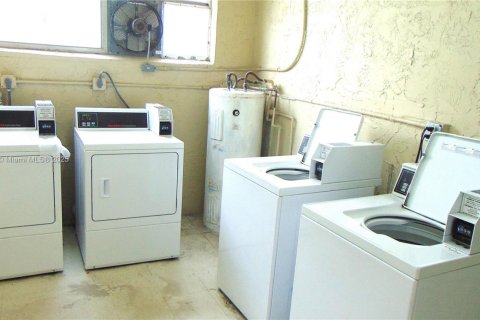 Condo in North Lauderdale, Florida, 2 bedrooms  № 1867117 - photo 14