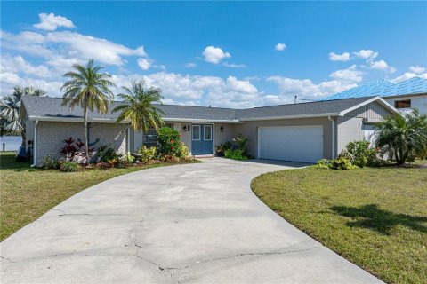 House in Punta Gorda, Florida 3 bedrooms, 167.97 sq.m. № 1578301 - photo 10