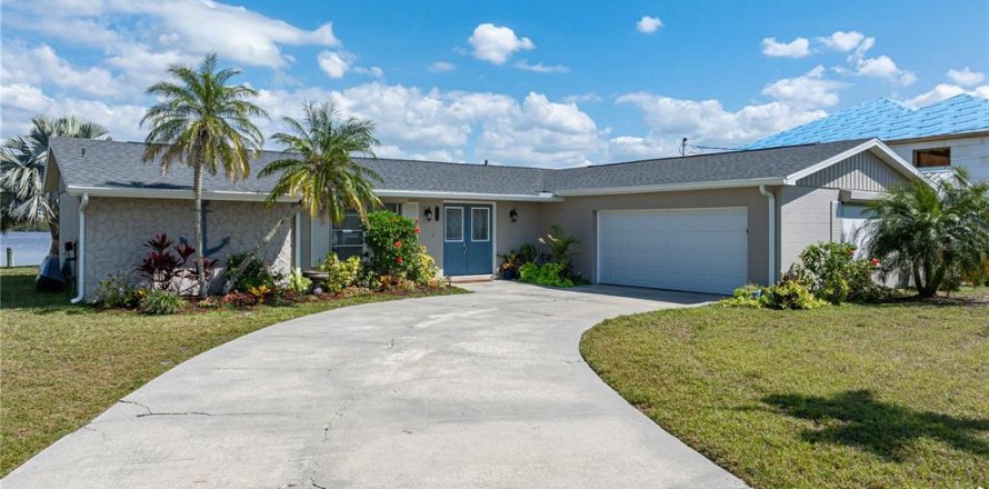 House in Punta Gorda, Florida 3 bedrooms, 167.97 sq.m. № 1578301