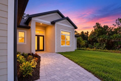 House in North Port, Florida 4 bedrooms, 178.19 sq.m. № 2393957 - photo 2
