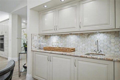 House in Naples, Florida 4 bedrooms, 406.45 sq.m. № 2105185 - photo 11