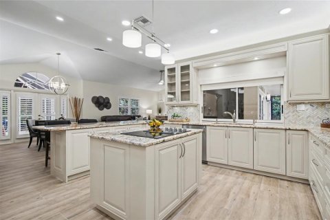 House in Naples, Florida 4 bedrooms, 406.45 sq.m. № 2105185 - photo 6