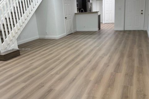 Townhouse in Weston, Florida 4 bedrooms, 166.3 sq.m. № 2001795 - photo 2