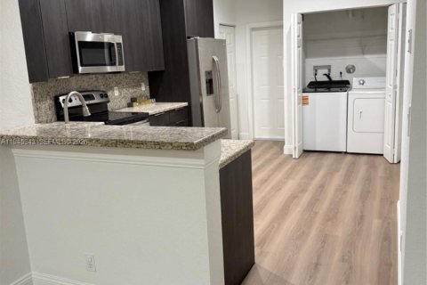 Townhouse in Weston, Florida 4 bedrooms, 166.3 sq.m. № 2001795 - photo 4