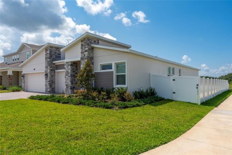 House in Apopka, Florida 4 bedrooms, 239.22 sq.m. № 2167455 - photo 2