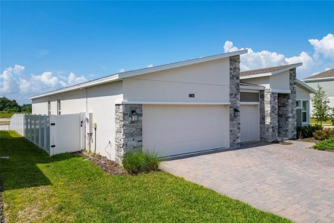 House in Apopka, Florida 4 bedrooms, 239.22 sq.m. № 2167455 - photo 4