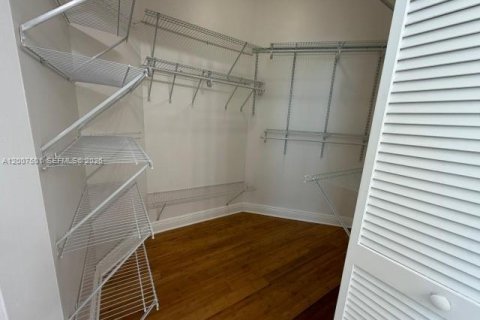 Condominio en alquiler en Miami, Florida, 3 dormitorios, 158.4 m2 № 2071506 - foto 22