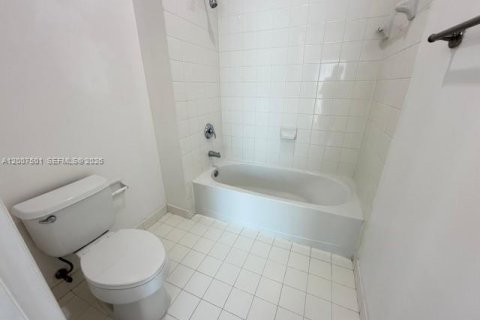 Condominio en alquiler en Miami, Florida, 3 dormitorios, 158.4 m2 № 2071506 - foto 20