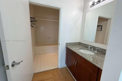 Condominio en alquiler en Miami, Florida, 3 dormitorios, 158.4 m2 № 2071506 - foto 17