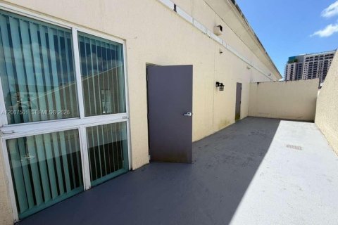 Condominio en alquiler en Miami, Florida, 3 dormitorios, 158.4 m2 № 2071506 - foto 24