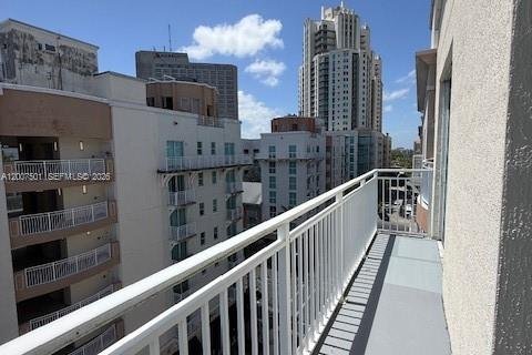 Condominio en alquiler en Miami, Florida, 3 dormitorios, 158.4 m2 № 2071506 - foto 27