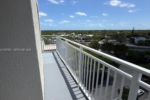 Condominio en alquiler en Miami, Florida, 3 dormitorios, 158.4 m2 № 2071506 - foto 26